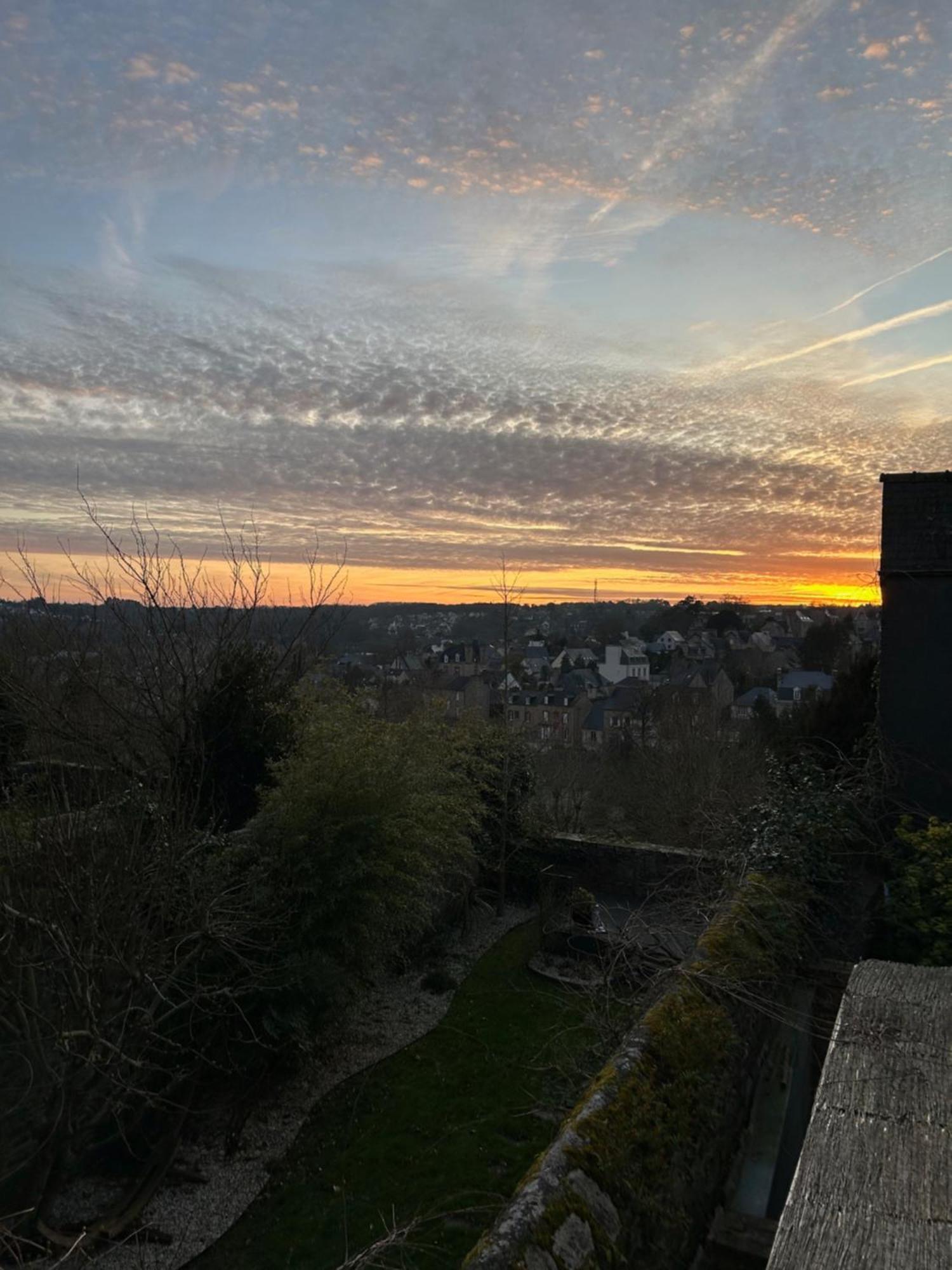 Cit'Hotel Le Challonge Dinan Esterno foto